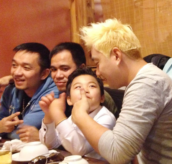 Cậu nhóc vô cùng thích thú vì được thưởng thức nhiều món ngon của Việt Nam. Psy nhí cho biết trước đây, mẹ cậu nhóc cũng thường xuyên nấu các món Việt như phở, nem... cho em ăn. Tuy nhiên, mẹ Hwang Min Woo mới sinh em bé nên không có nhiều thời gian chăm chút cậu nhóc như trước đây