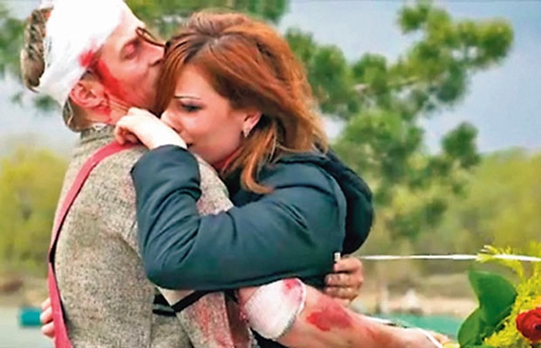 Irena rất sốc khi đến chỗ hẹn và thấy bạn trai nằm trong vũng máu