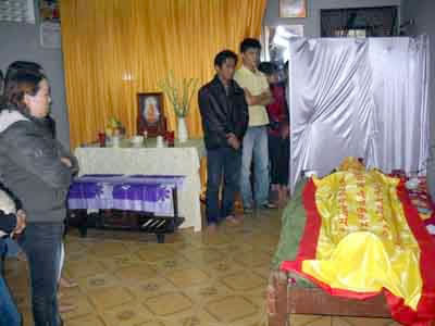 Hàng xóm đến viếng anh Long và chia buồn cùng gia đình anh.