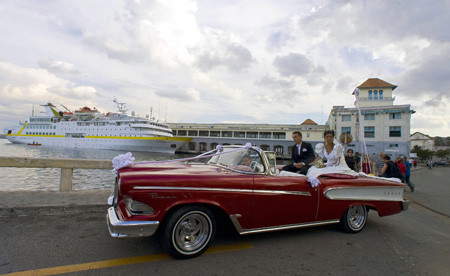 Một đôi vợ chồng mới cưới chụp ảnh trên chiếc Ford Edsel 1958 gần cảng biển Havana vào tháng 2/2008