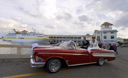 Một đôi vợ chồng mới cưới chụp ảnh trên chiếc Ford Edsel 1958 gần cảng biển Havana vào tháng 2/2008