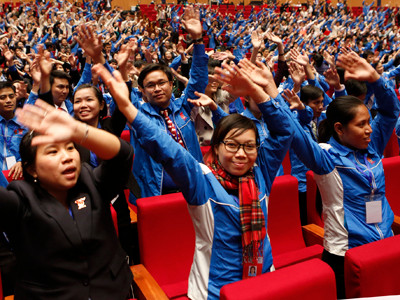 Làn sóng tay kết nối đại biểu qua phần thi của Đoàn Chủ tịch ĐH. Ảnh: Hồng Vĩnh. Làn sóng tay kết nối đại biểu qua phần thi của Đoàn Chủ tịch ĐH. Ảnh: Hồng Vĩnh