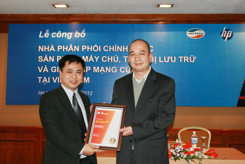 Ông Nguyễn Tuấn Hùng đại diện HP Việt Nam trao bằng chứng nhận cho ông Nguyễn Quang Vinh, giám đốc Viettel Distribution
