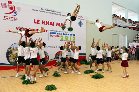 Đội thể dục cổ động - cuộc thi bên lề Giải bóng chuyền SVTQ Toyota 2012 - cổ vũ nhiệt tình cho các đội bóng