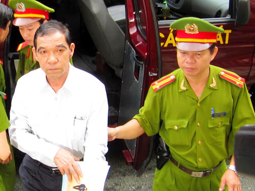 Công an dẫn giải ông Huỳnh Ngọc Sỹ (áo trắng) đến tòa sáng nay. Ảnh: Hữu Vinh Công an dẫn giải ông Huỳnh Ngọc Sỹ (áo trắng) đến tòa sáng nay