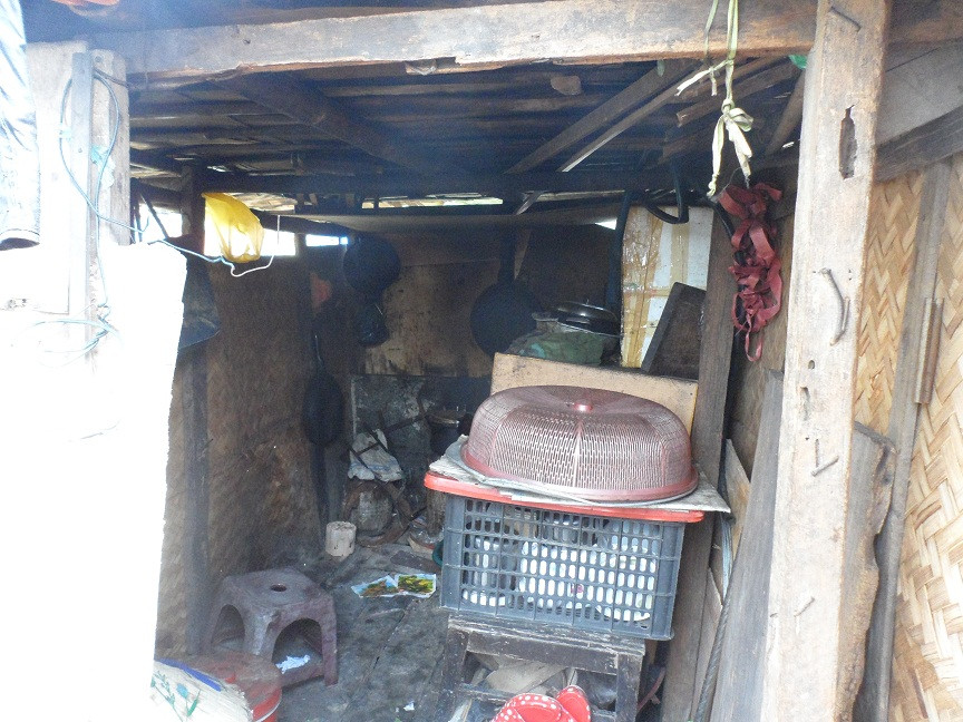  Gian bếp bé nhỏ, chật chội được làm tạm bờ ở trước nhà