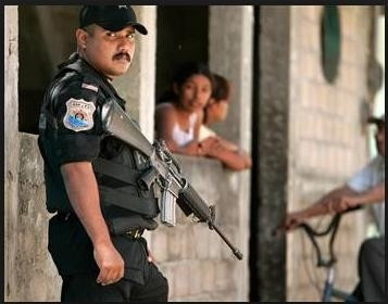 Một cảnh sát Mexico. Ảnh: Boderland Beat