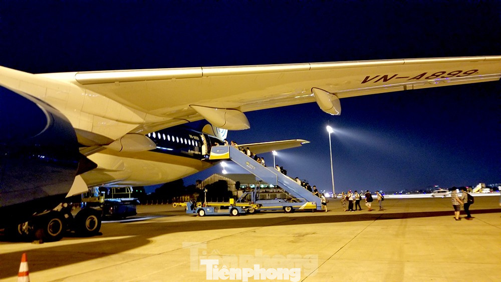 Các hãng hàng không ráo riết tăng chuyến bay đêm cho đợt cao điểm du lịch hè. Ảnh: Lê Việt.