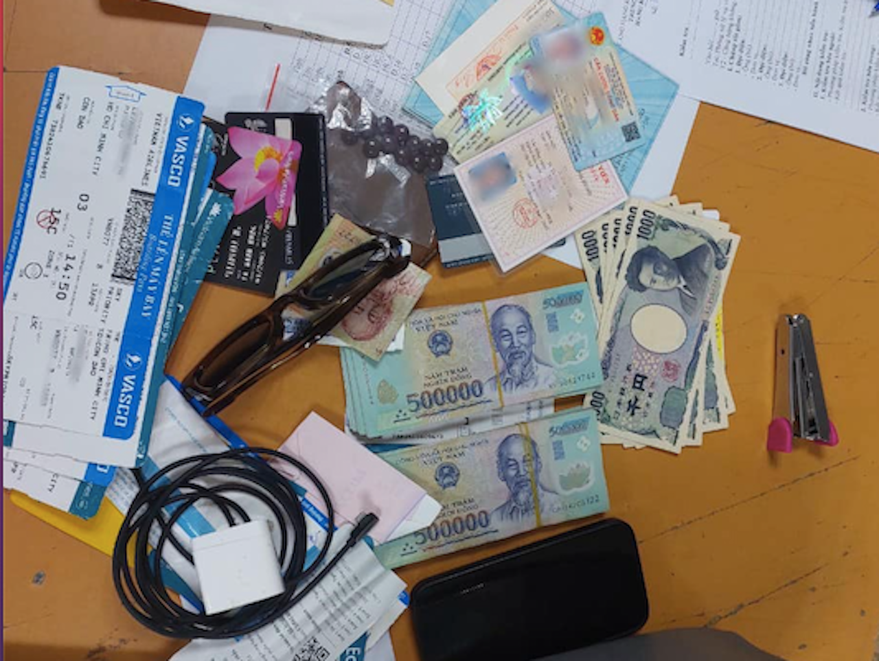 Chiếc ví anh H. bỏ quên ở sân bay Nội Bài. Chiếc ví anh H. bỏ quên ở sân bay Nội Bài.