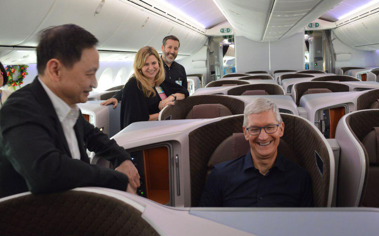 Với lối sống giản dị, CEO Apple Tim Cook từng xuất hiện trên các chuyến bay thương mại. Với lối sống giản dị, CEO Apple Tim Cook từng xuất hiện trên các chuyến bay thương mại.