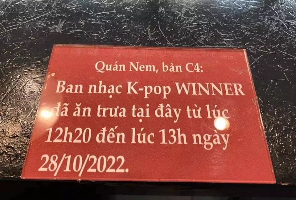 Tấm bảng ghi lại thời gian nhóm nhạc này ghé qua do chủ quán thực hiện. Ảnh: Minh Long. Tấm bảng ghi lại thời gian nhóm nhạc này ghé qua do chủ quán thực hiện. Ảnh: Minh Long.