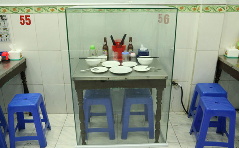 Bàn ăn của ông Obama được đóng tủ kính. Ảnh: NVCC. Bàn ăn của ông Obama được đóng tủ kính. Ảnh: NVCC.