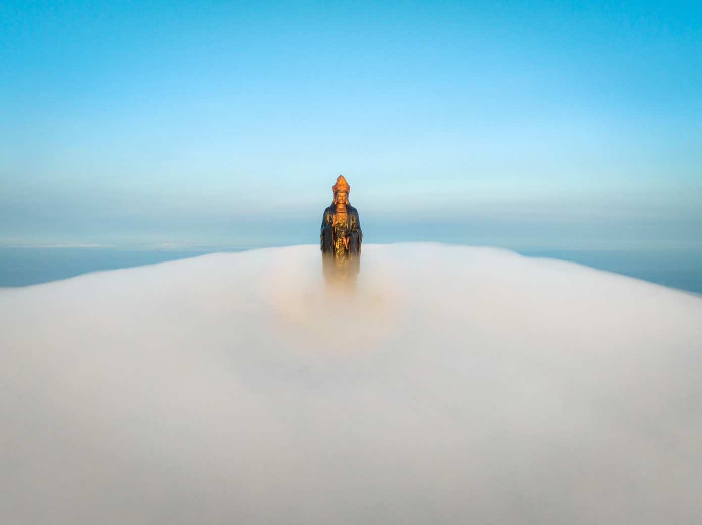 Hình ảnh tượng Phật Bà đứng giữa biển mây. Ảnh: Bùi Văn Hải. Hình ảnh tượng Phật Bà đứng giữa biển mây. Ảnh: Bùi Văn Hải.