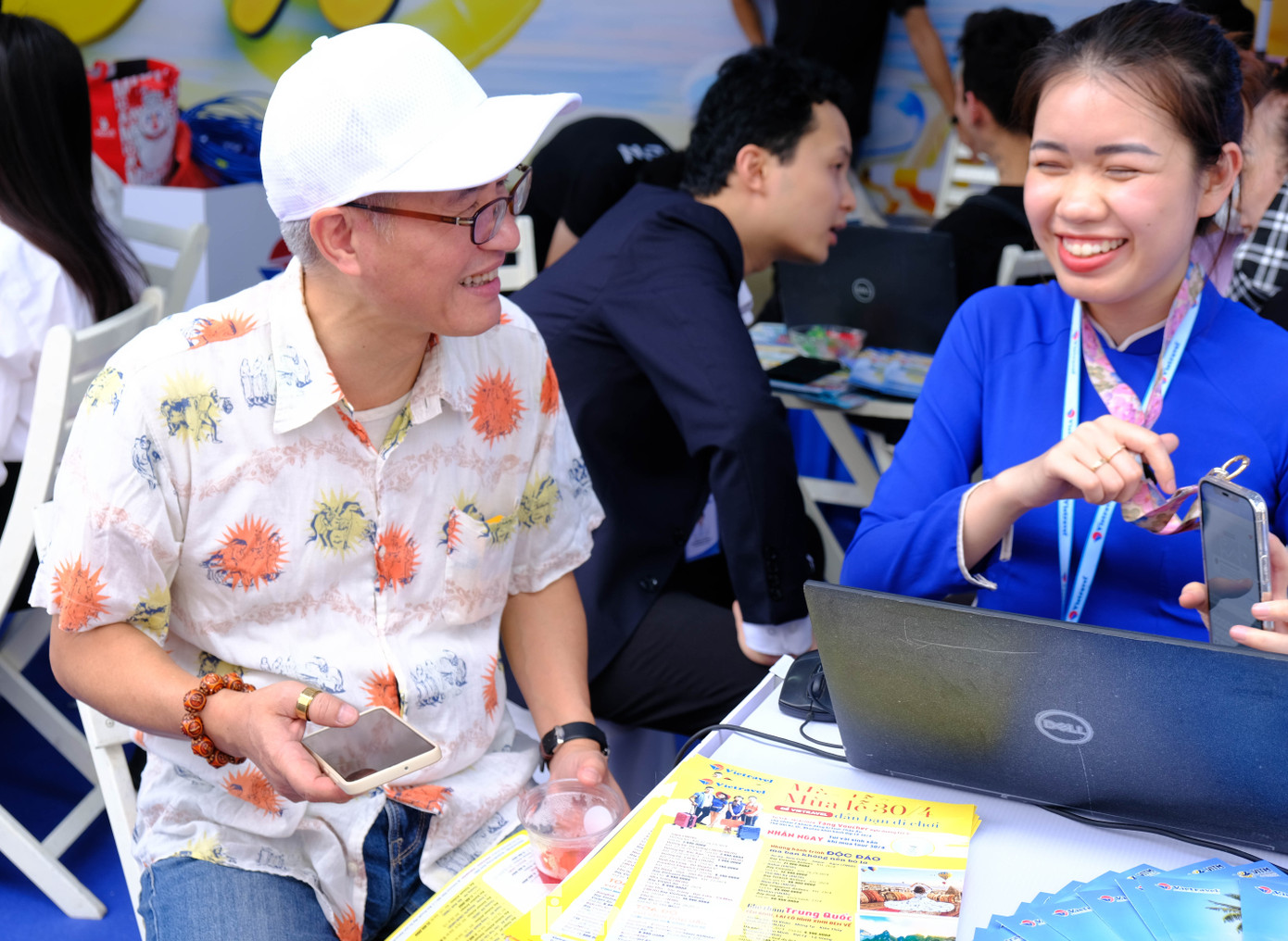 Bên cạnh dân văn phòng, có rất nhiều người cao tuổi đến tìm hiểu thông tin các chuyến đi. Bác Minh - 61 tuổi, trú tại quận Hoàn Kiếm - cho biết: "Vì các hãng du lịch đã có quỹ dự trữ vé máy bay từ đầu năm nên giá vé khá ổn định, không biến động theo thị trường hiện nay. Sau khi tham khảo tôi đã quyết định mua gói tour đi Cần Thơ - Sóc Trăng - Bạc Liêu - Cà Mau từ với giá chỉ từ 10 triệu đồng cho kỳ nghỉ lễ 30/4-1/5. Theo tôi khảo sát trong mấy ngày qua thì giá vé máy bay thời điểm đó đã lên khoảng gần 7 triệu đồng/vé khứ hồi".