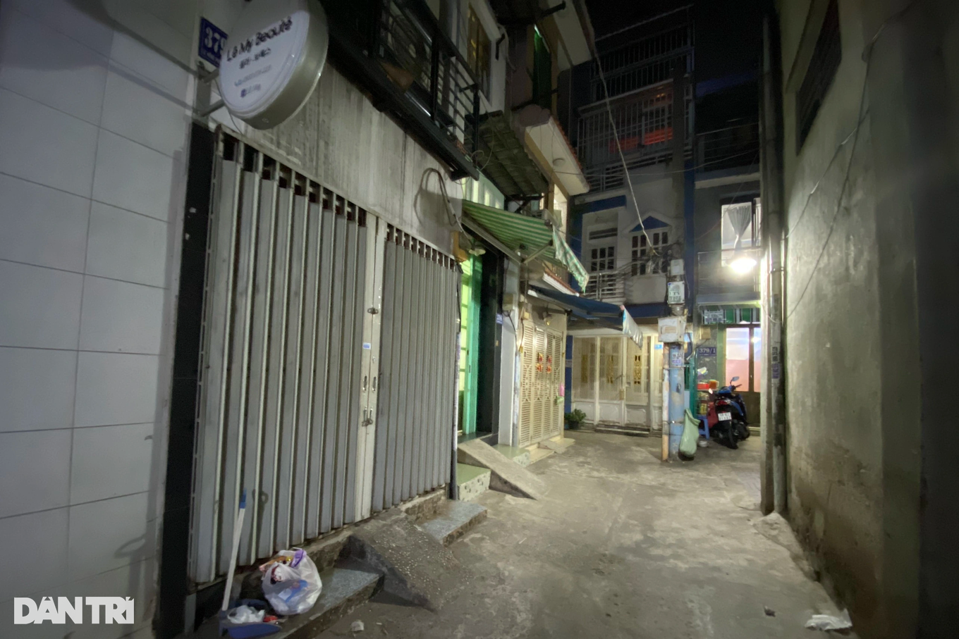 Con hẻm nhộn nhịp, đầy tiếng cười nói của trẻ con, người già, giờ chỉ còn cảnh im lìm (Ảnh: Hạ Di).