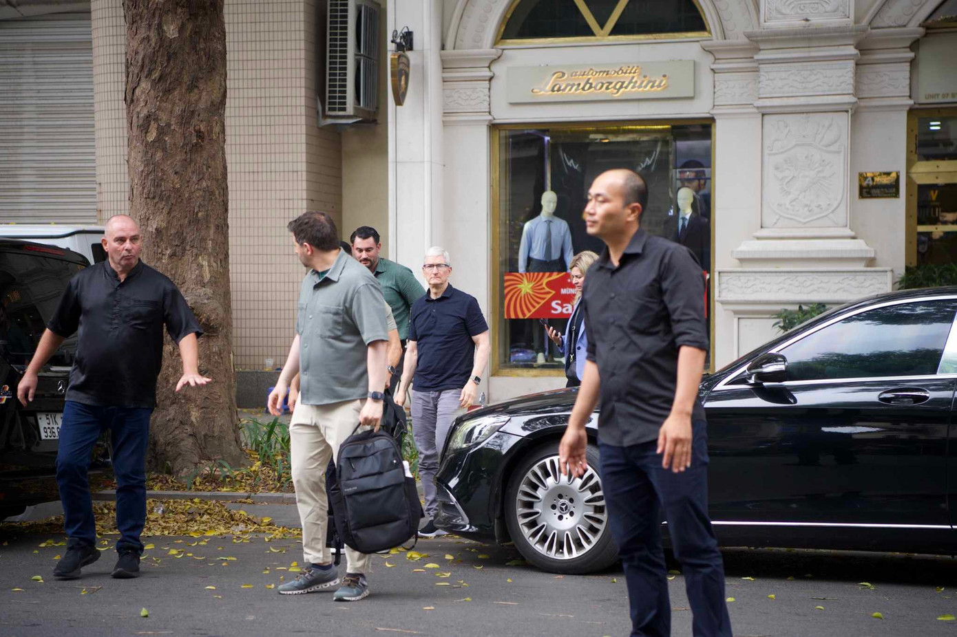 Sau khi gặp gỡ hai mẹ con ca sĩ Mỹ Linh, chiều ngày 15/4, Tim Cook tiếp tục thưởng thức một quán cà phê ở phố Hai Bà Trưng. Theo nguồn tin của Tiền Phong, Tim Cook lưu trú tại một khách sạn 5 sao cách bờ hồ Hoàn Kiếm chỉ khoảng 1 km. Điều này giúp ông thuận tiện trong việc di chuyển, cùng những hoạt động khám phá văn hóa Việt Nam ở khu vực phố cổ. Ảnh: Phạm Duy.