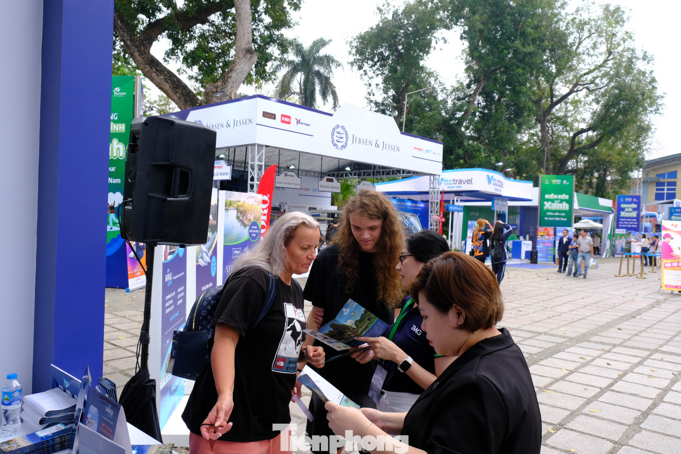 Khách nước ngoài tham khảo du lịch bằng thủy phi cơ ngắm vịnh Hạ Long với giá 1,7 triệu đồng/người.