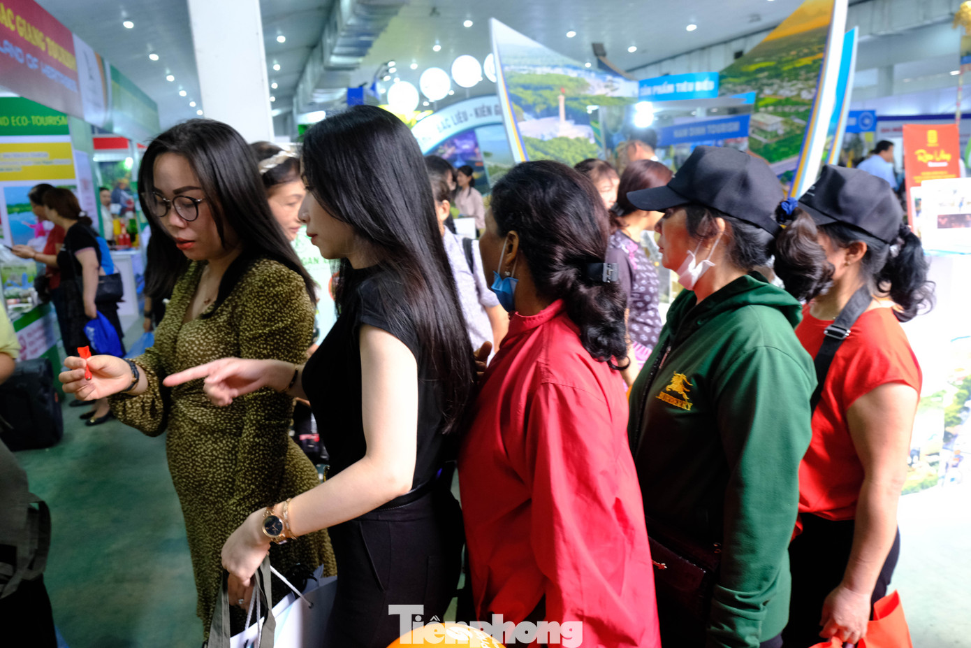 Khách xếp hàng trước các quầy.