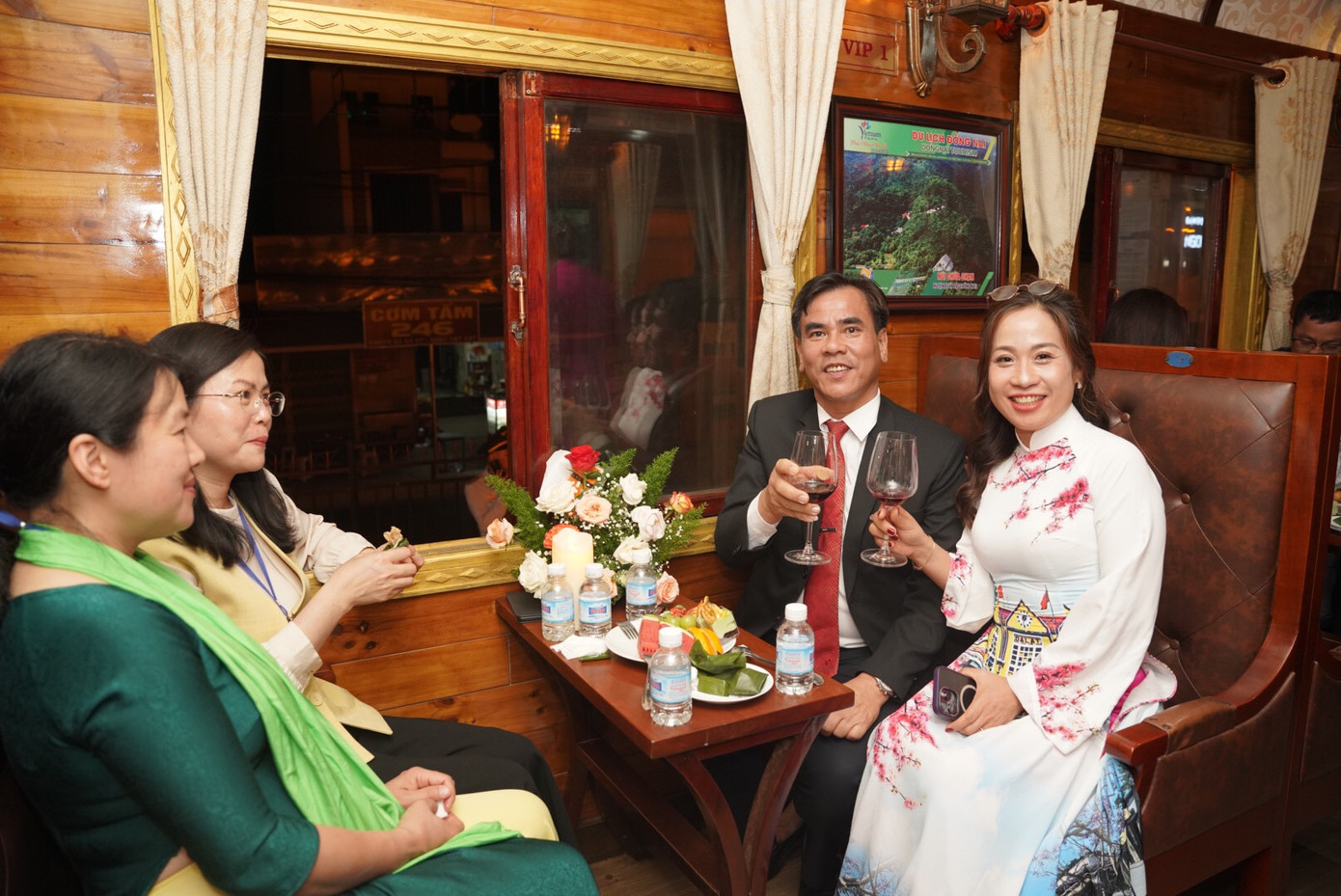 Bữa tối theo yêu cầu được phục vụ trên tuyến tàu đêm Đà Lạt - Trại Mát. Bữa tối theo yêu cầu được phục vụ trên tuyến tàu đêm Đà Lạt - Trại Mát.