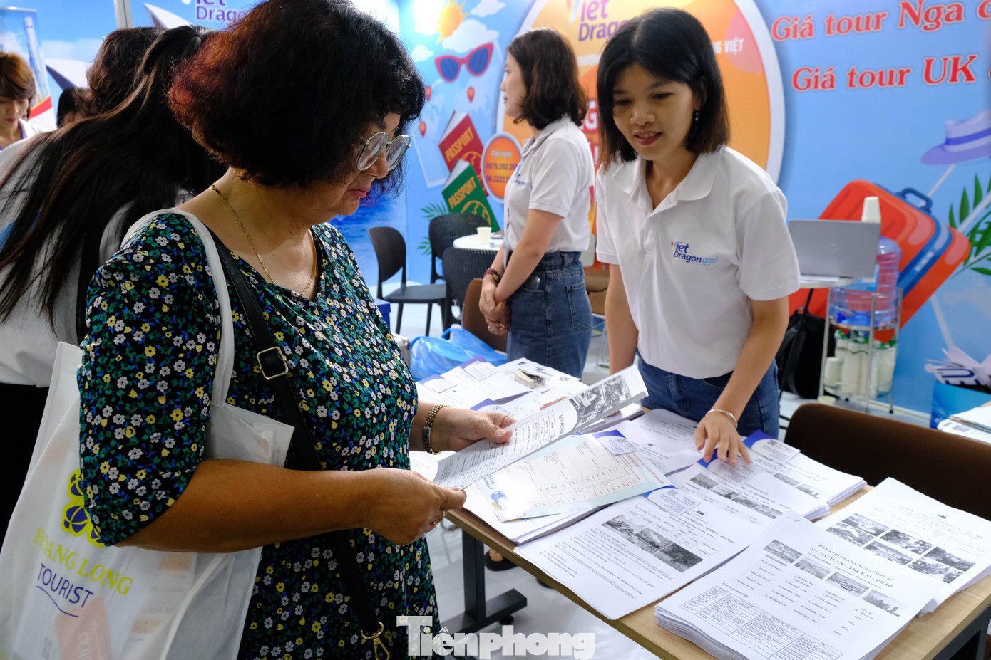 Bên cạnh săn tour, giá vé máy bay,nhiều người cũng đến hội chợ để tìm hiểu dịch vụ làm visa.