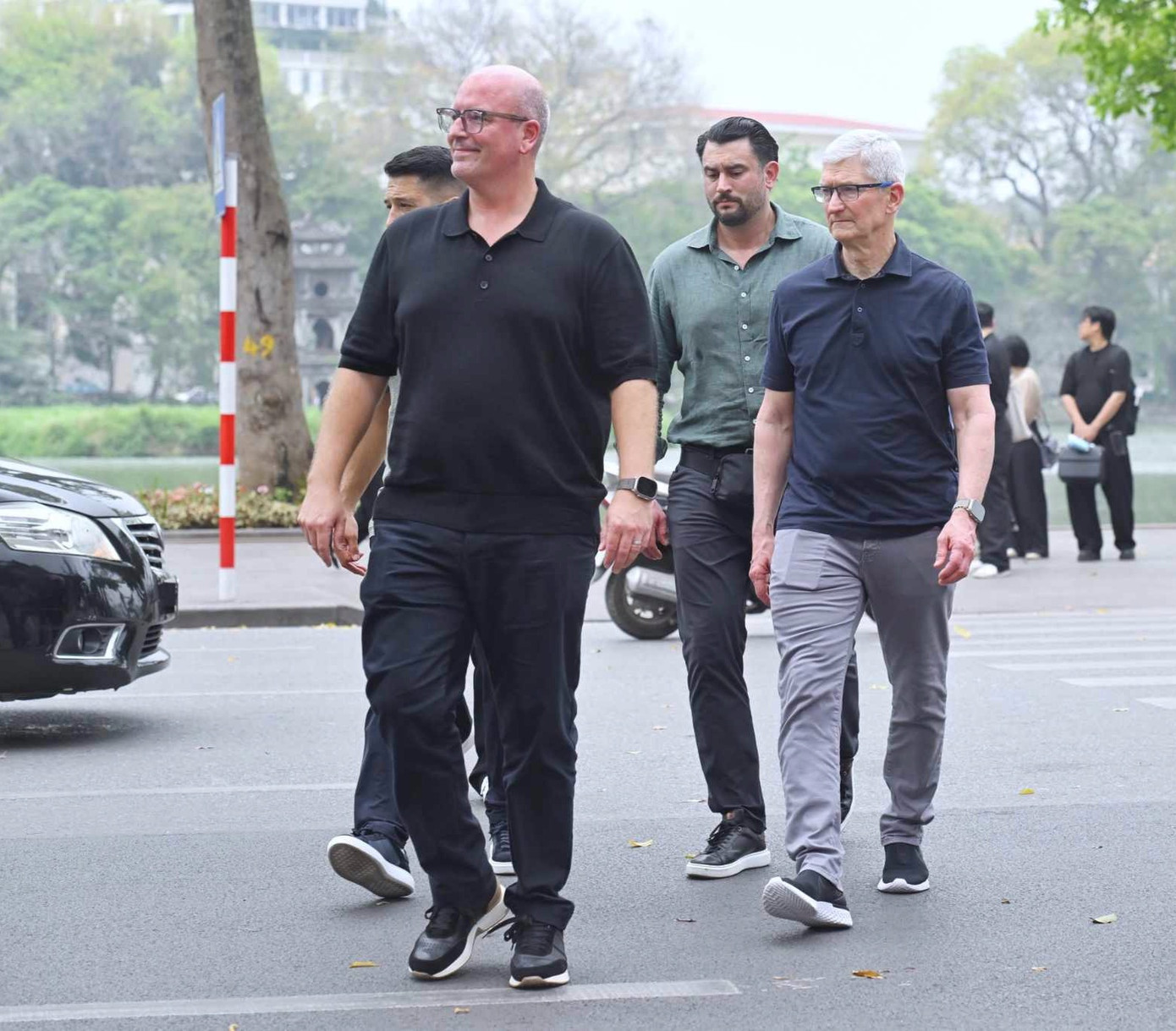 Vị CEO cùng đoàn công tác rảo bước trên đường phố Hà Nội. Ảnh: Phạm Duy.