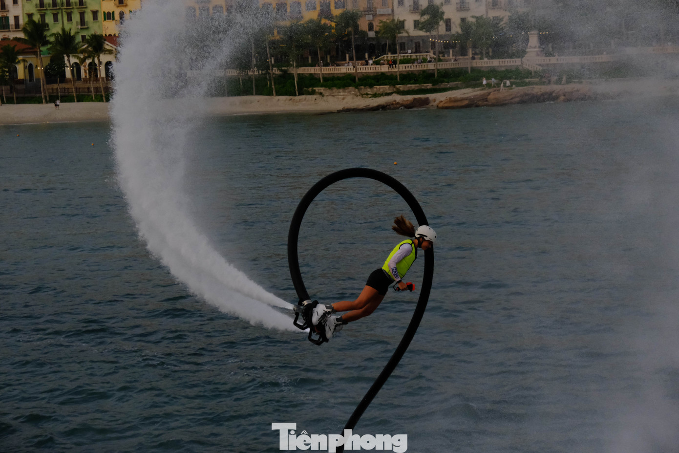 Màn biểu diễn mạo hiểm tại thị trấn Sunset Town mỗi buổi chiều. Ảnh: Trần An.