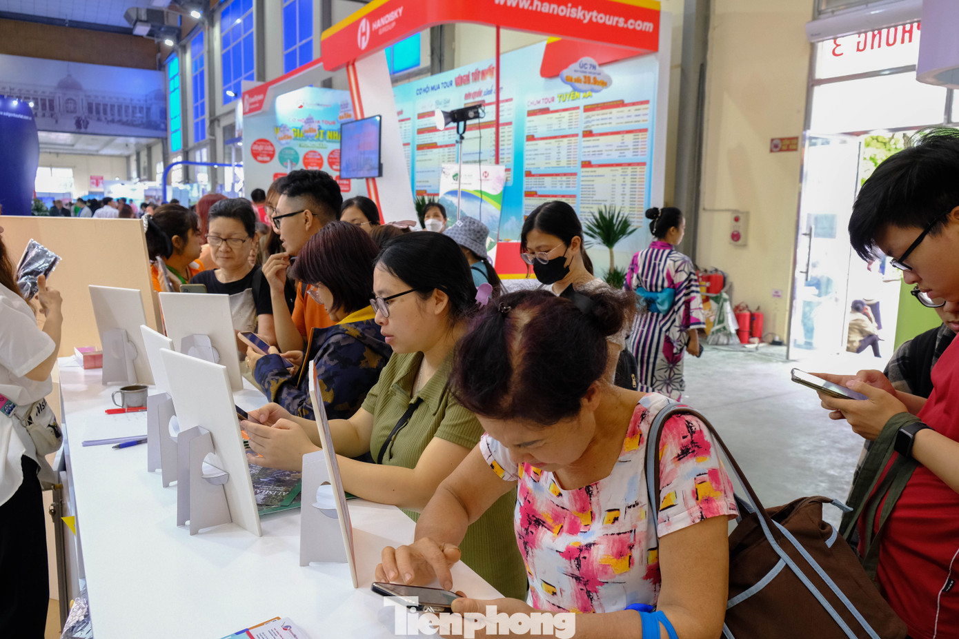 Đông đảo khách tham quan xếp hàng check-in, chơi mini game nhằm nhận phần quà từ doanh nghiệp lữ hành.