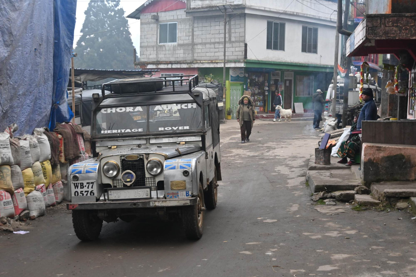 Một chiếc Land Rover chạy trên đường phố ở Manebhanjyang. Ảnh: Shail Desai.