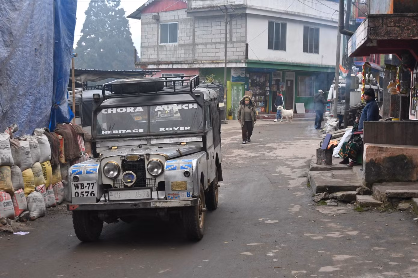 Một chiếc Land Rover chạy trên đường phố ở Manebhanjyang. Ảnh: Shail Desai.
