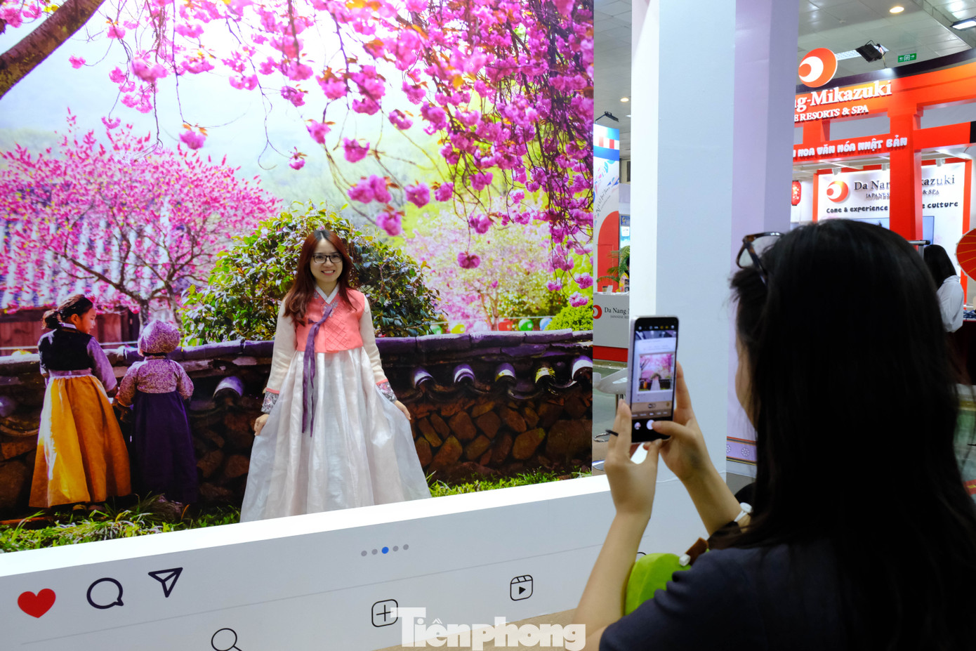 Đối với thị trường quốc tế, các gian hàng du lịch Hàn Quốc năm nay gây chú ý bởi có thiết kế không gian bắt mắt, có sẵn áo hanbok truyền thống để du khách check-in.