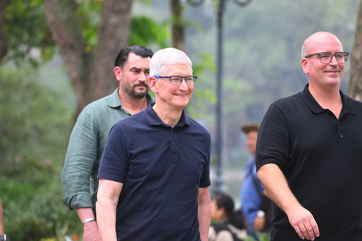 Sáng ngày 15/4, CEO Apple Tim Cook được bắt gặp khi đi dạo ở hồ Hoàn Kiếm. Ông xuất hiện với chiếc áo polo đầy trẻ trung và năng động. Ảnh: Phạm Duy.