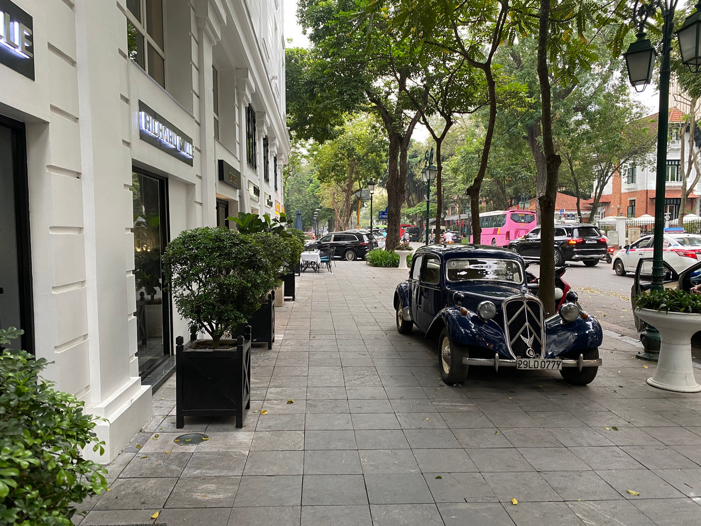 Điểm nhấn ngay tại sảnh ngoài khách sạn nằm ở cặp đôi xe sang đời cổ. Những phương tiện này khiến bất kỳ du khách nào đi qua cũng phải ngoái nhìn, tò mò. Ảnh: An Trần.