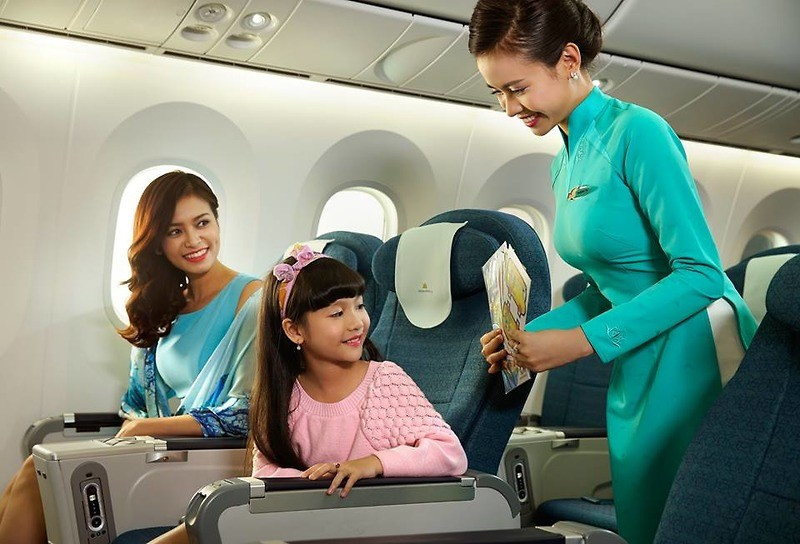 Phụ huynh cần nắm rõ về thủ tục khi đưa trẻ em dưới 14 tuổi đi máy bay. Ảnh: Vietnam Airlines.