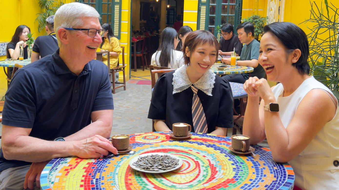 CEO Apple thưởng thức cà phê trứng tại Việt Nam. Ảnh: X/Tim Cook. CEO Apple thưởng thức cà phê trứng tại Việt Nam. Ảnh: X/Tim Cook.