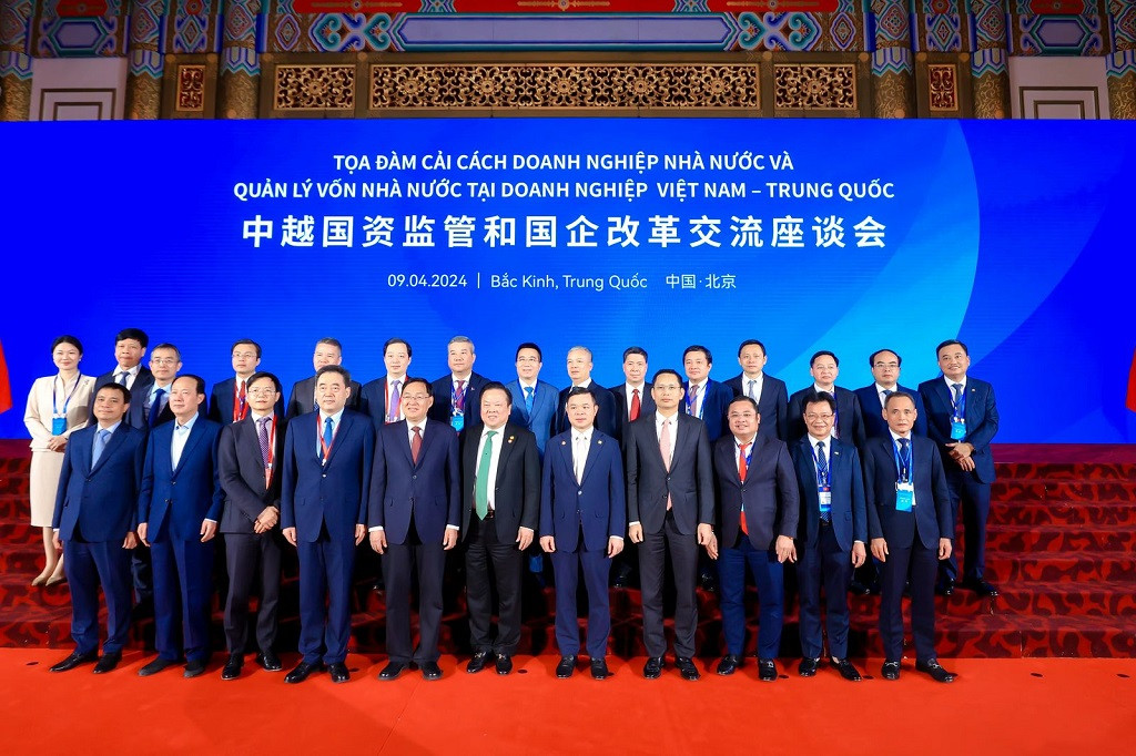 Các đại biểu tham dự tọa đàm chuyên đề chụp hình lưu niệm.