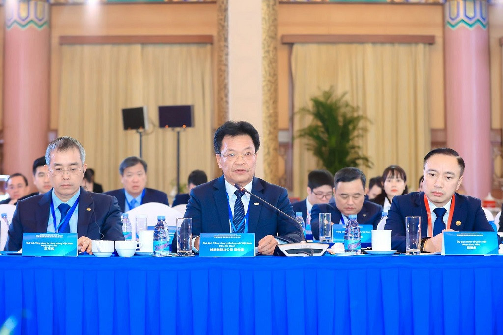 Ông Đặng Sỹ Mạnh - Chủ tịch Hội đồng thành viên Tổng công ty Đường sắt Việt Nam (VNR) phát biểu tham luận tại tọa đàm.