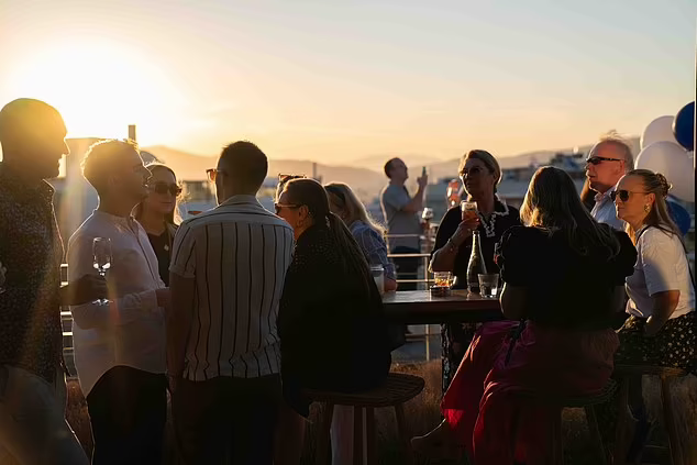 Đích đến là Athens. Ảnh trên - du khách trong chuyến đi không biết điểm đến đang thưởng thức đồ uống trên sân thượng. Đích đến là Athens. Ảnh trên - du khách trong chuyến đi không biết điểm đến đang thưởng thức đồ uống trên sân thượng.