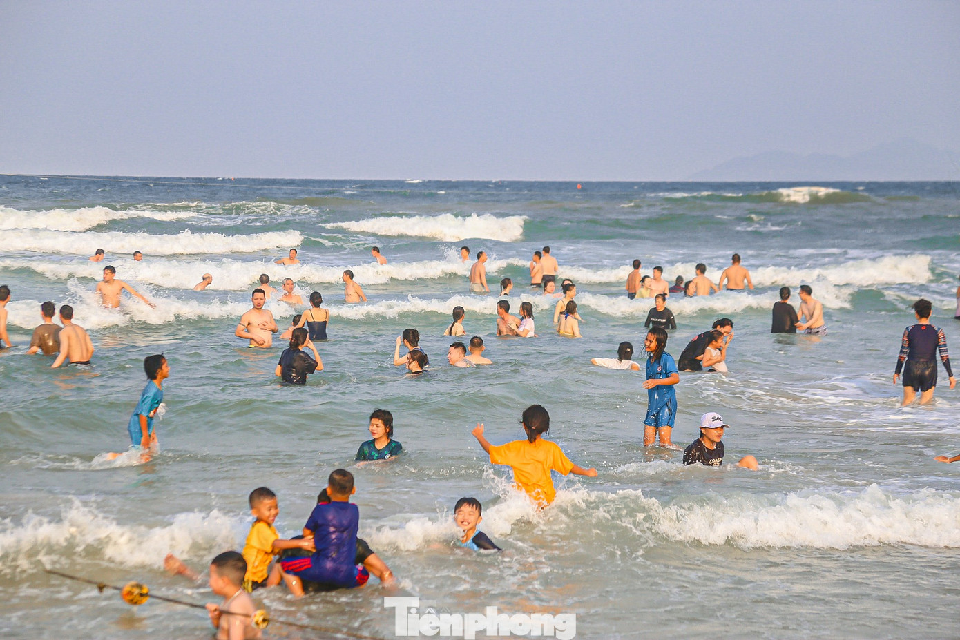 Bãi biển Đà Nẵng hút khách trong các mùa nghỉ lễ. Ảnh: Duy Quốc.