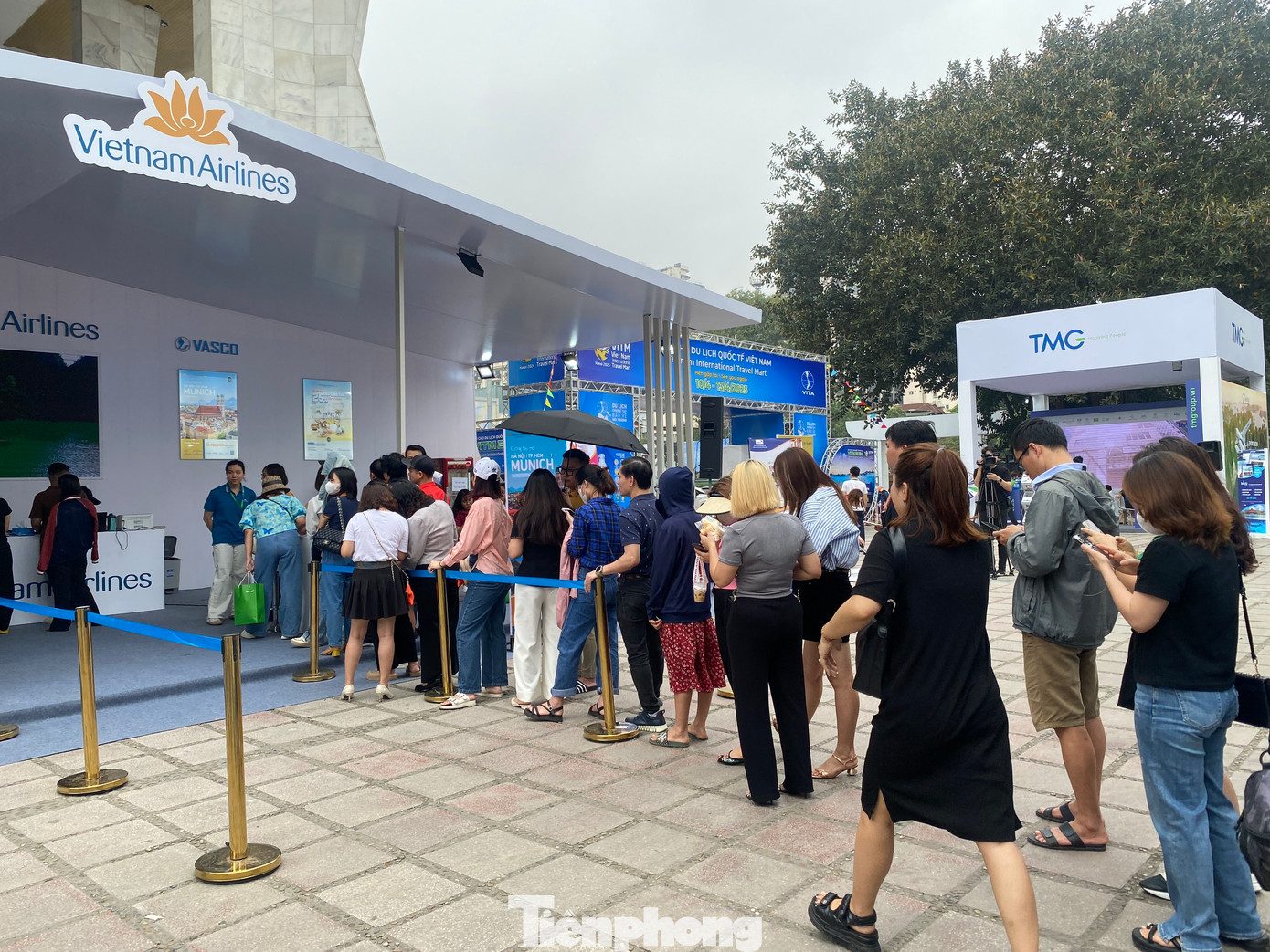 Du khách mách nhau chọn ngày khởi hành chậm hoặc sớm 1-2 ngày để tiết kiệm hàng triệu đồng cho chi phí vé máy bay. Du khách mách nhau chọn ngày khởi hành chậm hoặc sớm 1-2 ngày để tiết kiệm hàng triệu đồng cho chi phí vé máy bay.