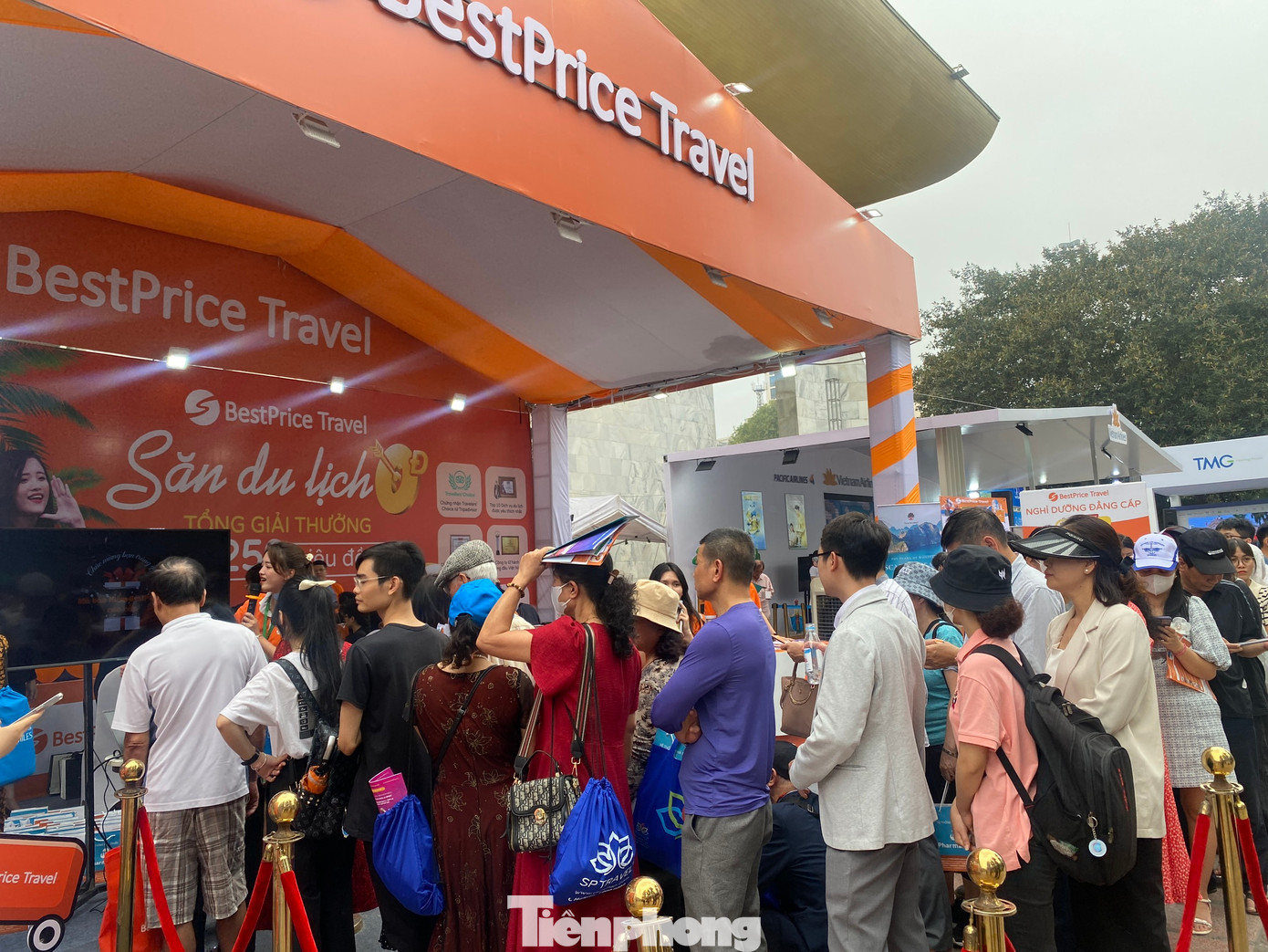 Đại diện một doanh nghiệp có gian hàng tại hội chợ cho biết: "Từ khoảng 10-12h hôm nay, doanh thu của chúng tôi đã đạt hơn 100 triệu đồng. Lượng khách Việt đặt tour du lịch Thái Lan là chủ yếu bởi có giá phải chăng, chỉ từ 7 triệu đồng. Trong thời gian diễn ra hội chợ, giá các sản phẩm đều được giảm từ 20-30%, tặng kèm vali. Đáng chú ý, nếu khách chọn đi Nhật Bản, Đài Loan (Trung Quốc) sẽ được nhận thêm các phần quà đặc biệt của Cục Xúc tiến Du lịch của các quốc gia, khu vực này".