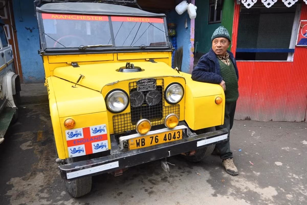 Pasang Tamang với chiếc Land Rover cổ điển của mình ở Manebhanjyang.
