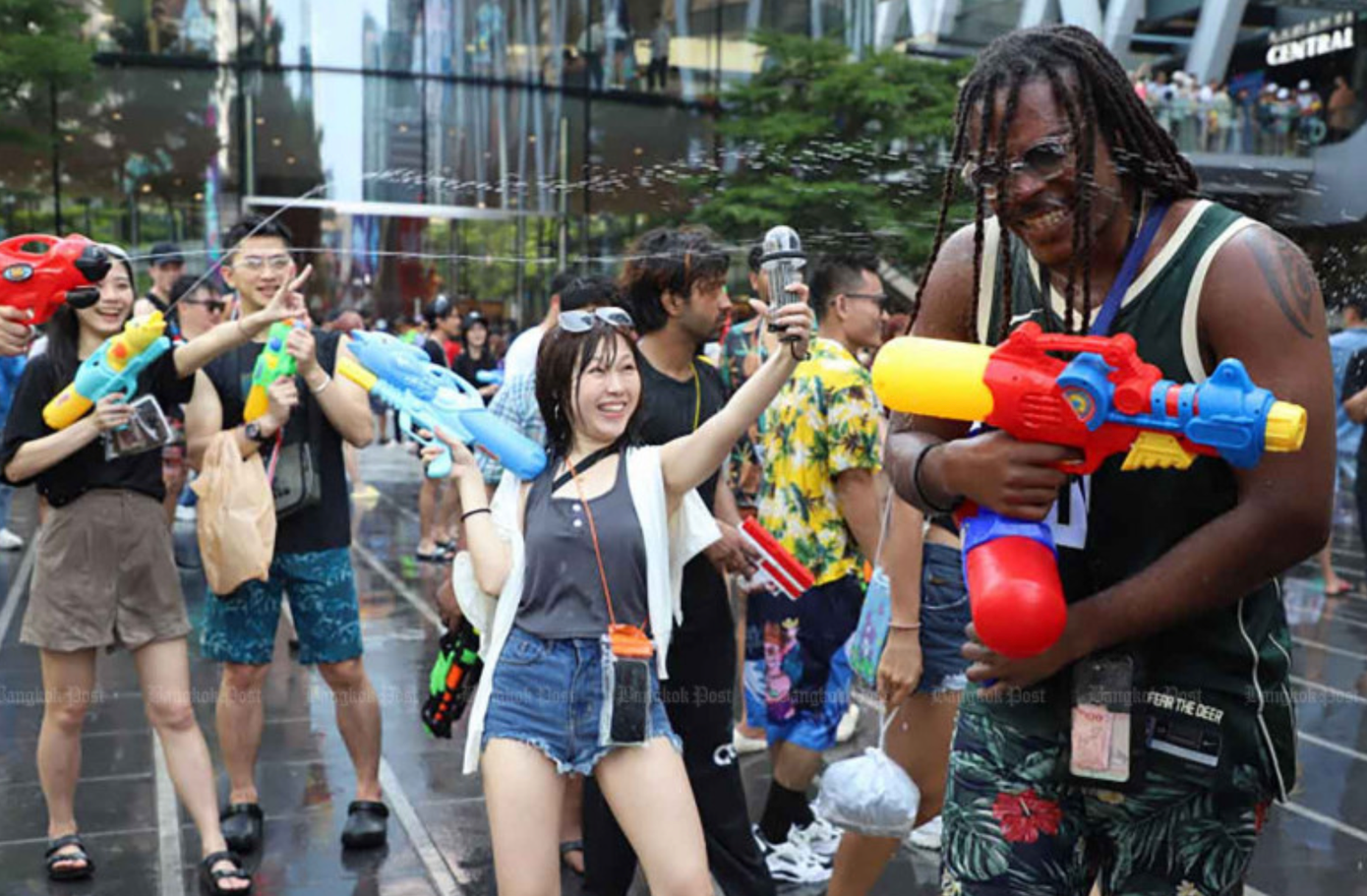 Lễ hội té nước thu hút 10 triệu khách du lịch quốc tế tới Thái Lan.