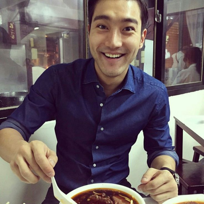Siwon của Super Junior thưởng thức món phở Việt. Ảnh: Pinterest. Siwon của Super Junior thưởng thức món phở Việt. Ảnh: Pinterest.