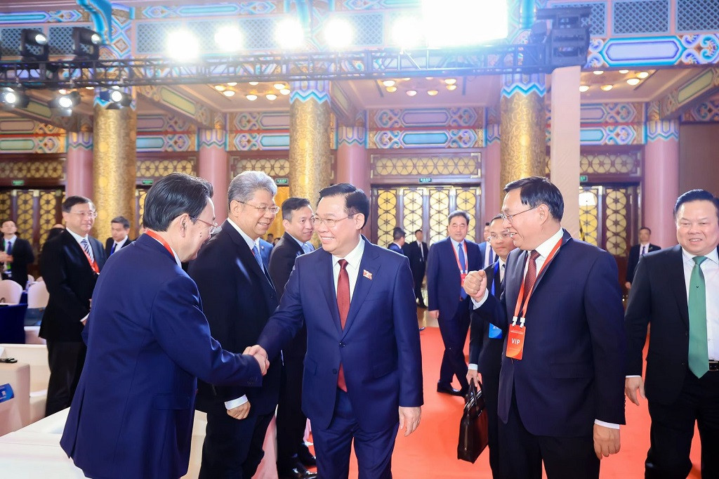 Chủ tịch Quốc hội Vương Đình Huệ với các đại biểu dự tọa đàm.