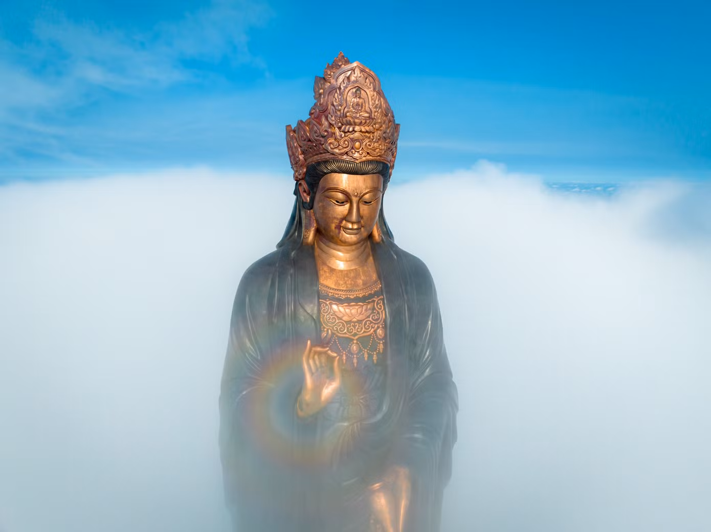 Tượng Phật Bà toả ra những ánh hào quang vào buổi bình minh. Ảnh: Bùi Văn Hải.