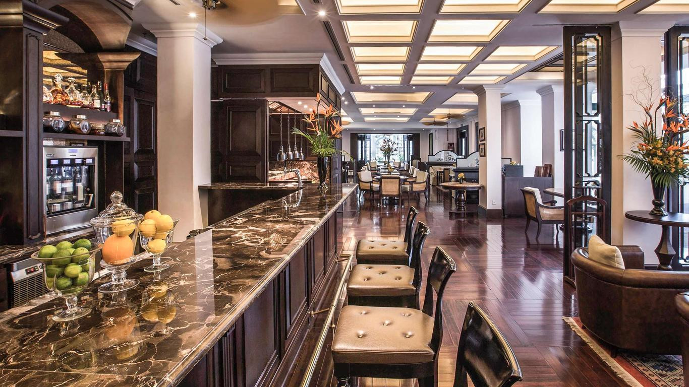 Khách sạn Metropole Hanoi từng đón nhiều chính trị gia quan trọng như cựu Tổng thống Mỹ Donald Trump, cựu Tổng thống Pháp Francois Hollande, cựu Tổng thống Thụy Sĩ, Vua Malaysia. Ngoài ra, những người nổi tiếng như nhà khoa học Stephen Hawking, CEO Meta Mark Zuckerberg, vợ chồng sao Hollywood Angelina Jolie và Brad Pitt cũng từng lưu trú tại đây. Ảnh: Booking.