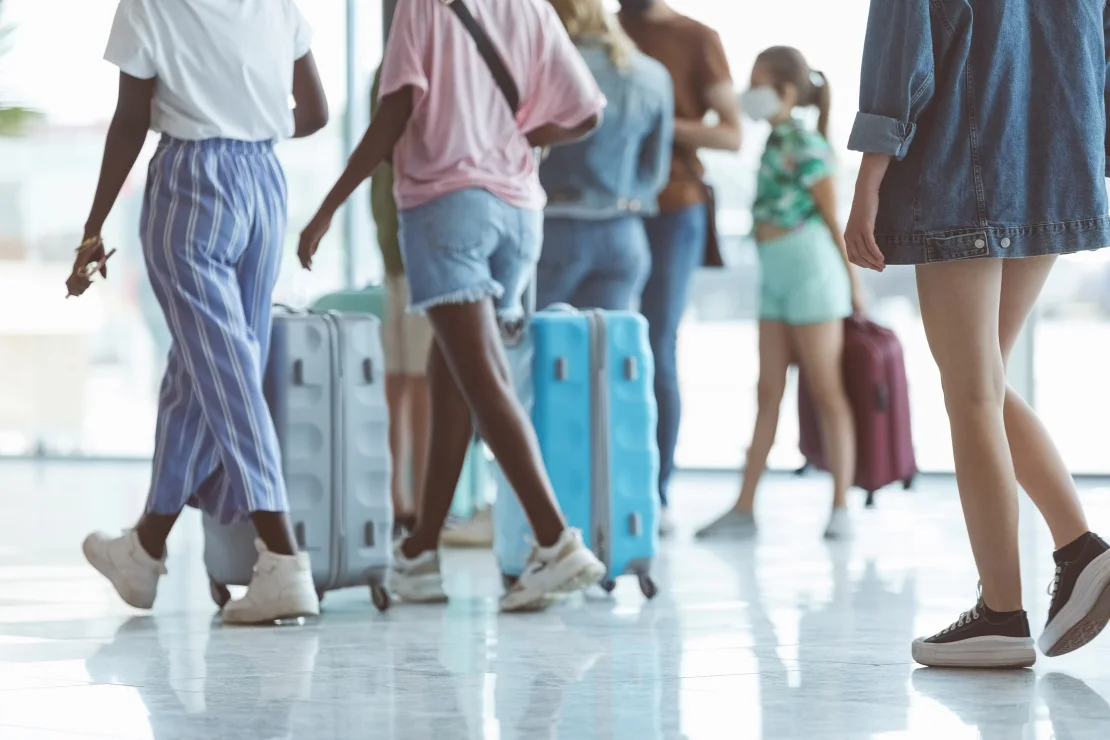 Việc theo dõi trang phục của hành khách cũng có thể là vấn đề khiến các tiếp viên hàng không đau đầu. Ảnh: izusek.