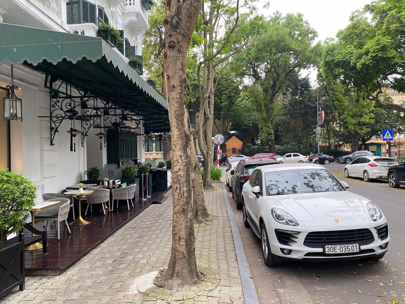 Các quán cà phê theo phong cách vỉa hè ở Pháp tại Sofitel Legend Metropole Hanoi mang tới những góc check-in sang chảnh cho du khách. Ảnh: An Trần.