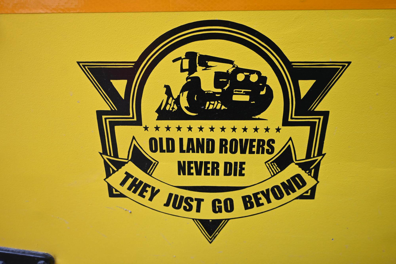 Hình minh họa bên hông chiếc Land Rover ở Manebhanjyang. Ảnh: Shail Desai.