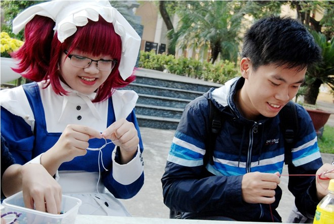 Tham gia làm dreamcatcher trong những gian hàng để gây quỹ từ thiện